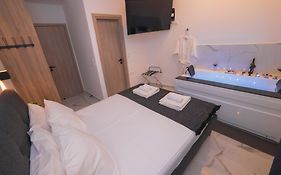 Zeos Finest Jacuzzi Suite